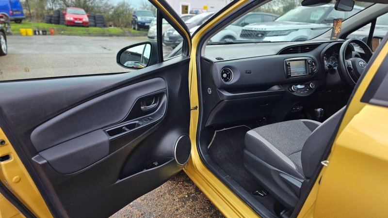 TOYOTA YARIS