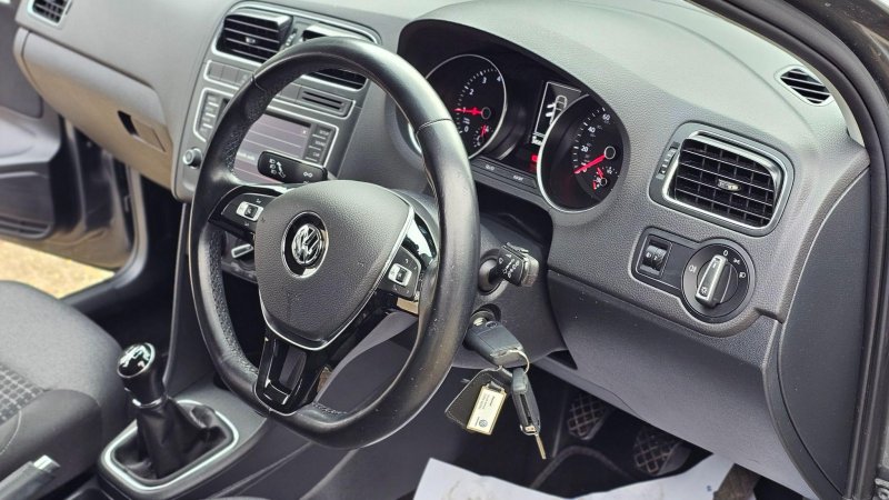 VOLKSWAGEN POLO
