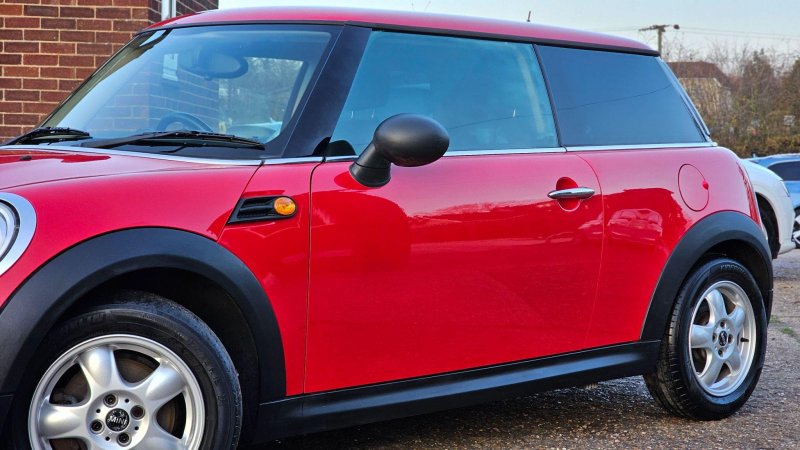 MINI HATCH