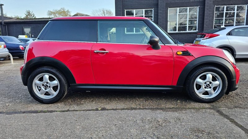 MINI HATCH