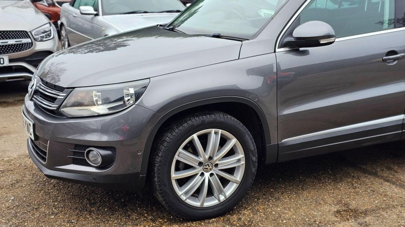 VOLKSWAGEN TIGUAN