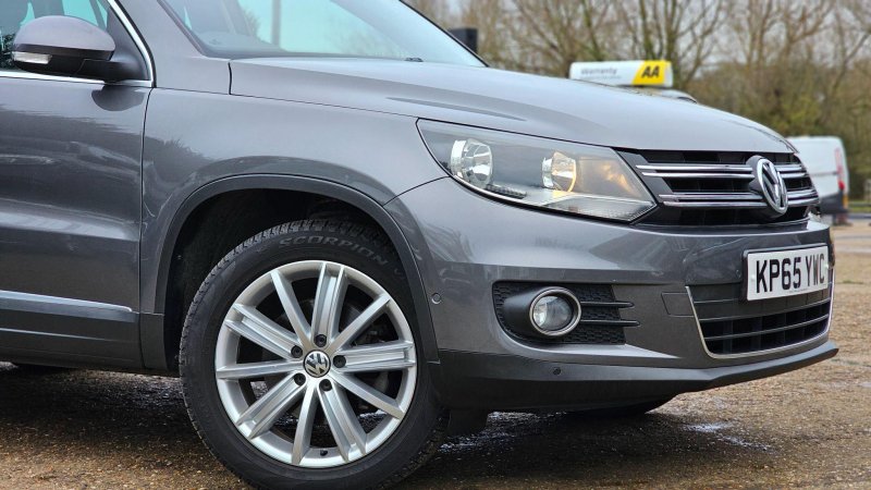 VOLKSWAGEN TIGUAN