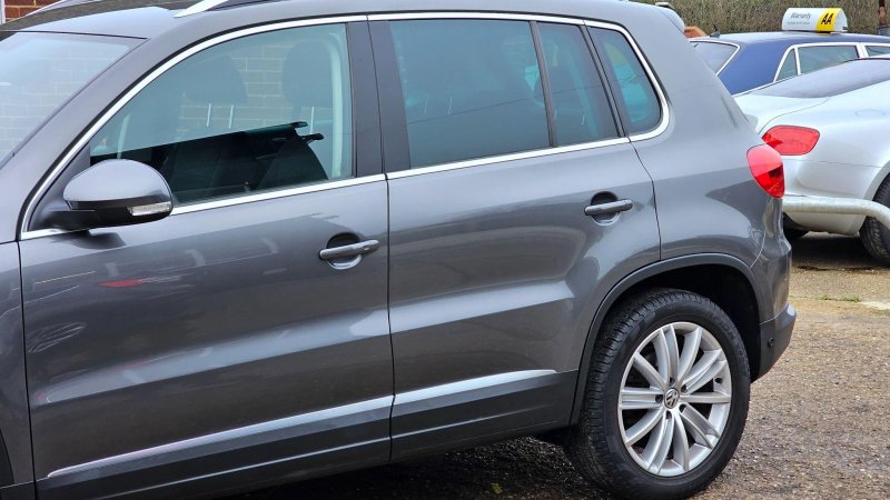 VOLKSWAGEN TIGUAN
