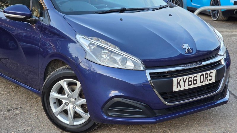 PEUGEOT 208
