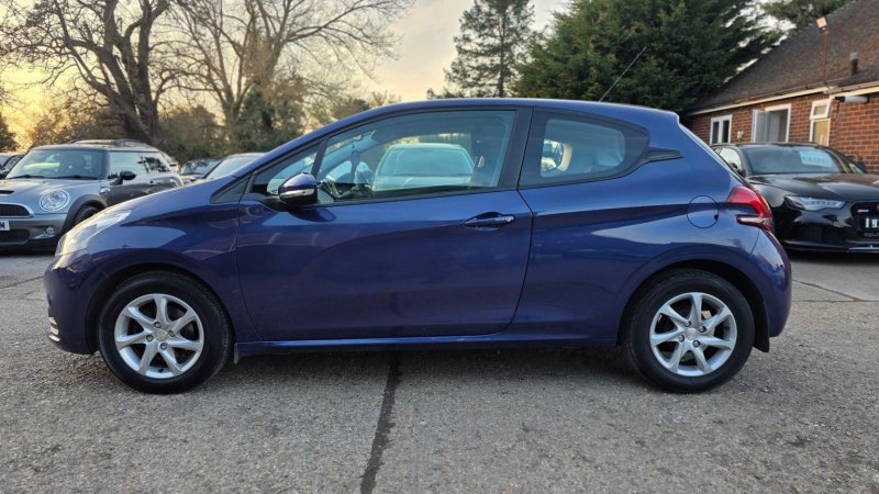 PEUGEOT 208