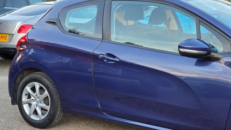 PEUGEOT 208