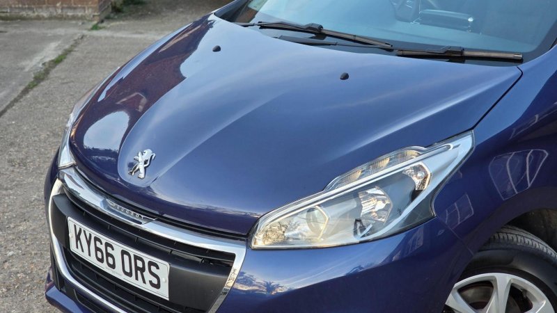 PEUGEOT 208