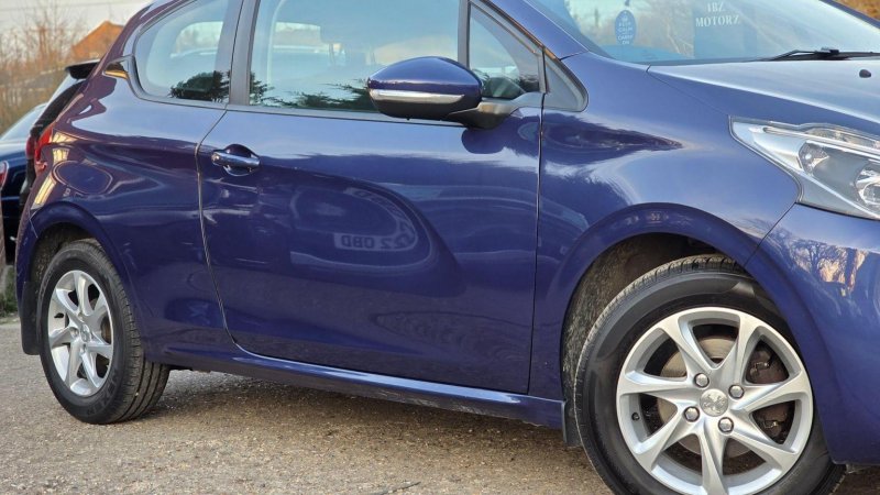 PEUGEOT 208