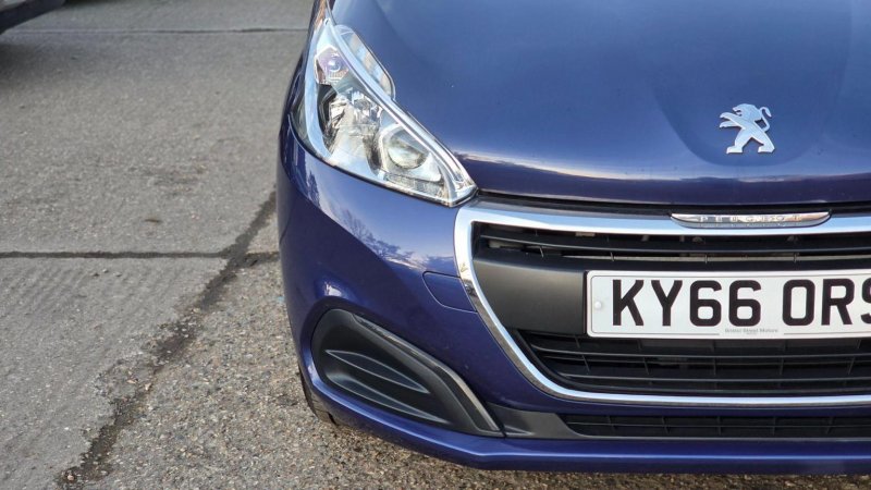 PEUGEOT 208