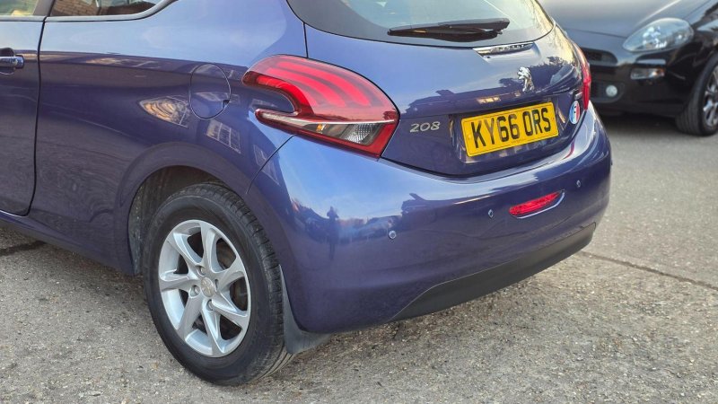 PEUGEOT 208