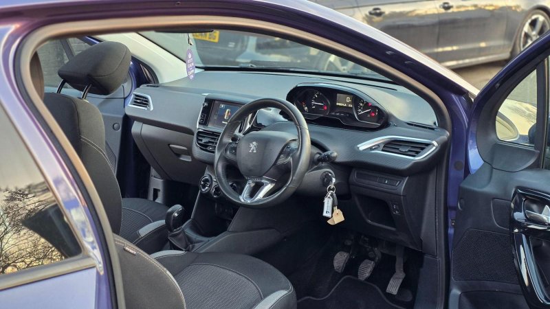 PEUGEOT 208