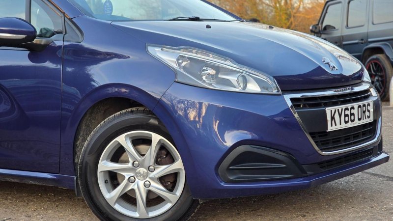 PEUGEOT 208