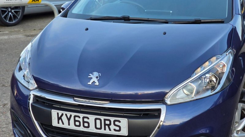 PEUGEOT 208
