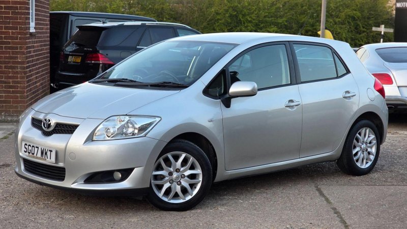 TOYOTA AURIS