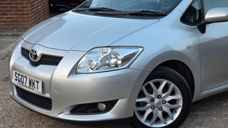 TOYOTA AURIS