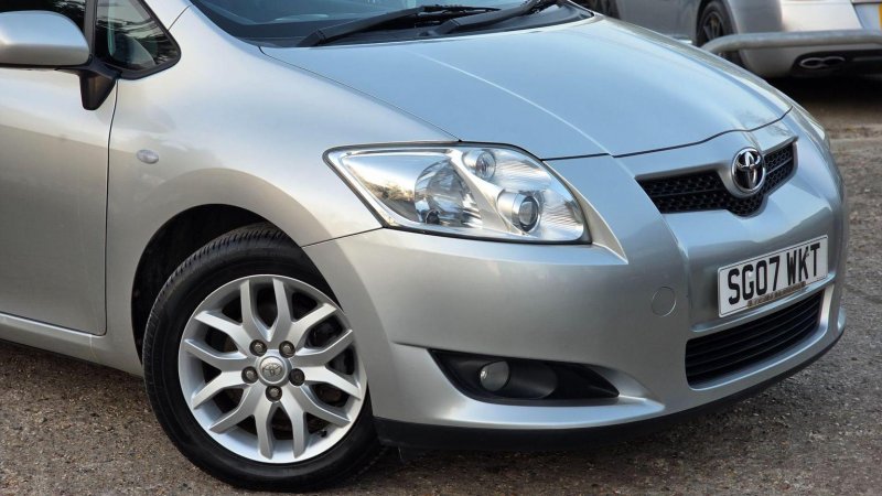 TOYOTA AURIS