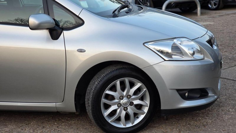 TOYOTA AURIS