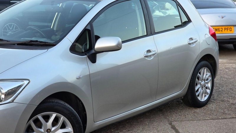 TOYOTA AURIS