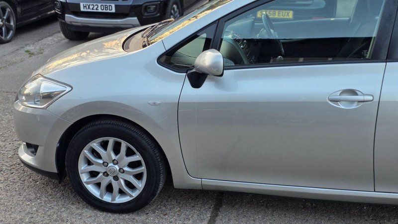 TOYOTA AURIS