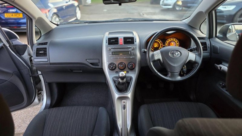 TOYOTA AURIS