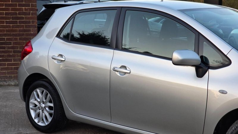 TOYOTA AURIS