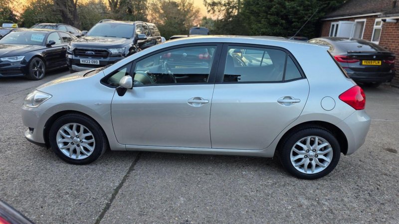 TOYOTA AURIS