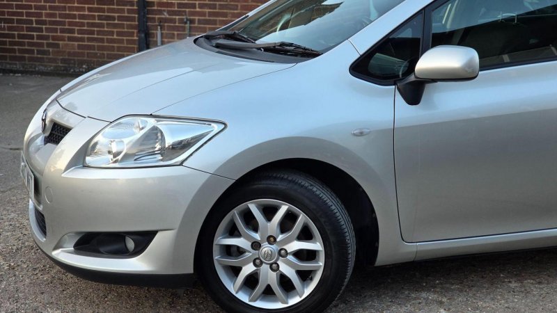 TOYOTA AURIS