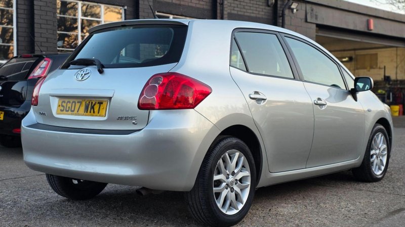 TOYOTA AURIS