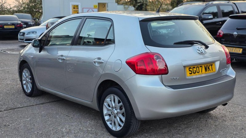 TOYOTA AURIS