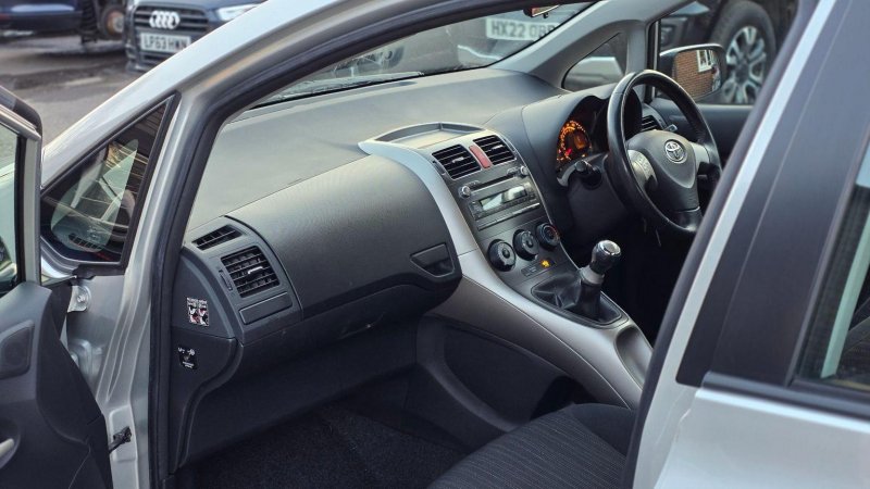 TOYOTA AURIS