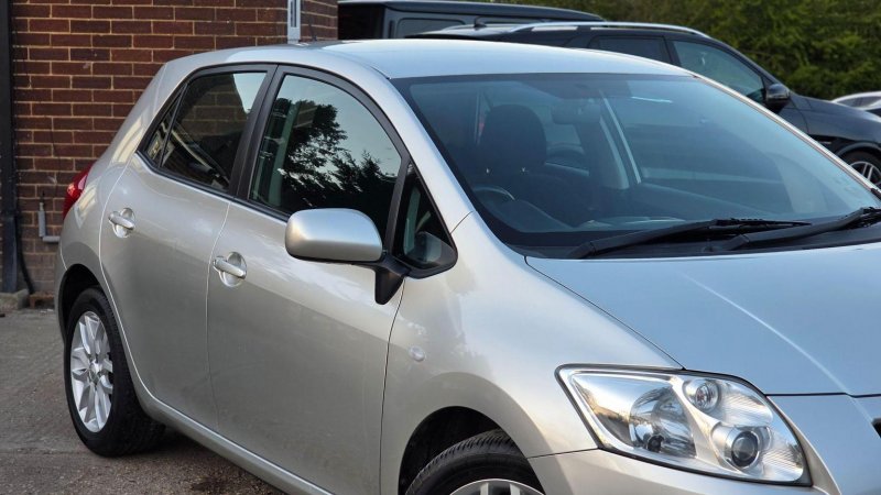 TOYOTA AURIS