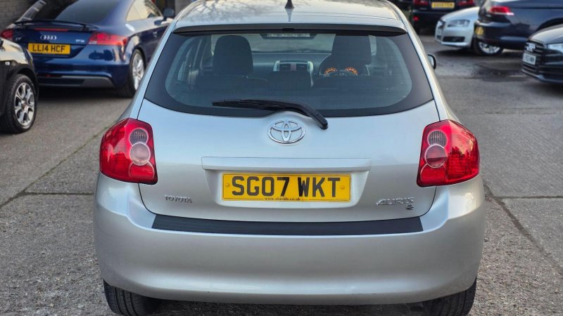 TOYOTA AURIS