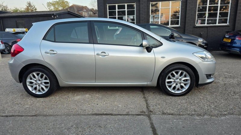 TOYOTA AURIS