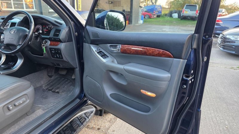 TOYOTA LAND CRUISER
