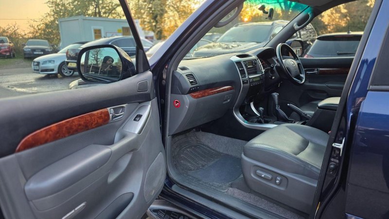 TOYOTA LAND CRUISER
