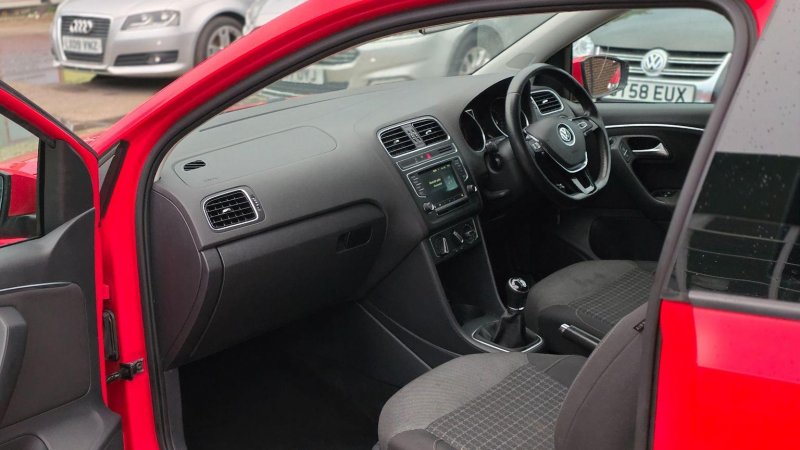 VOLKSWAGEN POLO