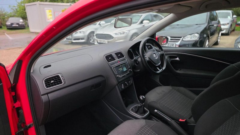 VOLKSWAGEN POLO