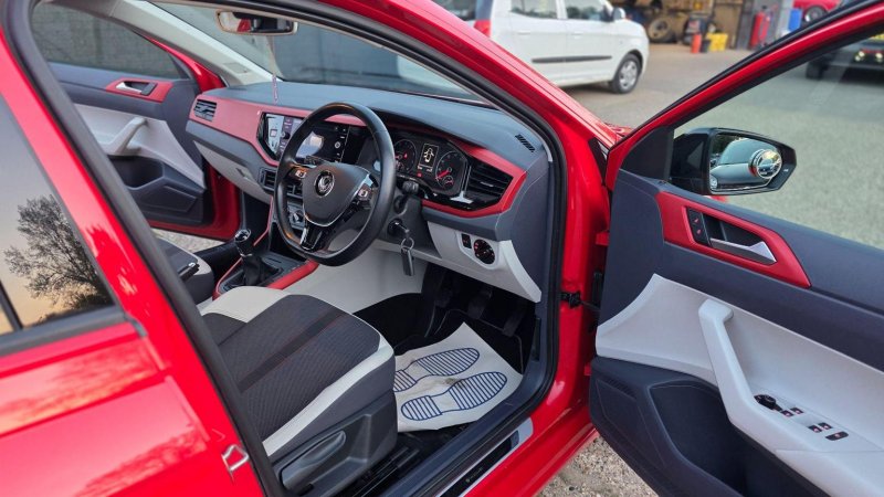 VOLKSWAGEN POLO